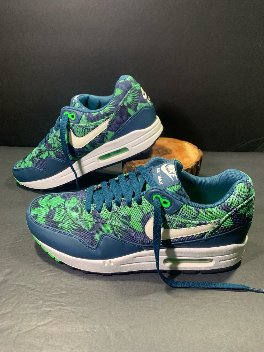 Nike Air Max 1, Men’s Blue Green Floral Print Sneakers Shoe Size- 9 ( Rare )